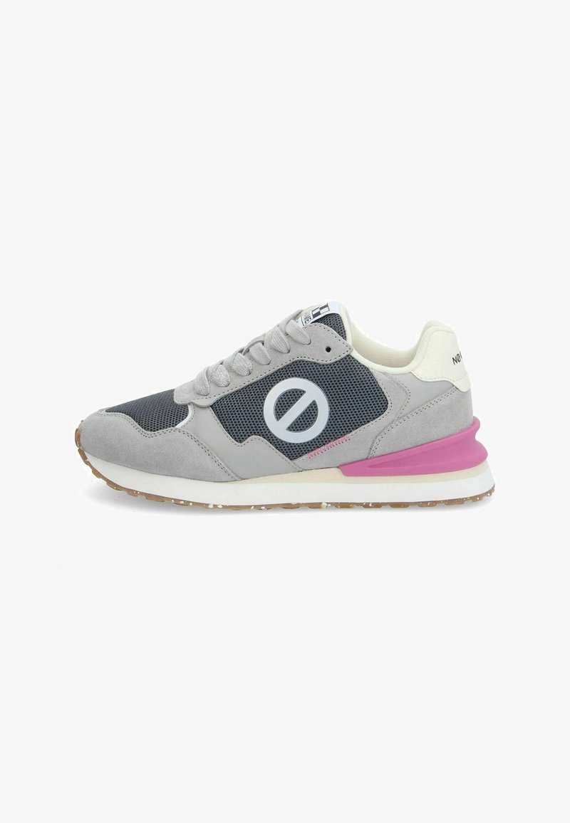 Chaussure de sport en suède et maille grise avec des accents roses, présentant un logo blanc, un bout rond et une semelle extérieure texturée. Design à lacets.