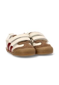Calzado que presenta una combinación de cuero blanco y ante marrón, diseñado con dos correas de Velcro y franjas de acento rojas. Punta redonda y suela de goma.