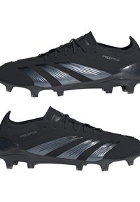 Zwarte voetbalschoenen met zilveren accenten, voorzien van een gestructureerde bovenkant, vetersluiting, laag uitgesneden ontwerp en hoekige zijstrepen.