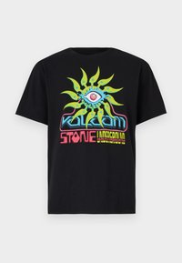 Juodas medvilnės marškinėliai su spalvinga saulės ir akies grafika, su "VOLCOM STONE" tekstu rožinės ir mėlynos spalvos. Įprasta forma, trumpomis rankovėmis.