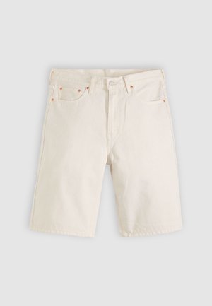 Bledo bež denim kratke hlače z sprednjimi žepi, zankami za pas in gumbnim zapiranjem, položene na nevtralen ozadje.