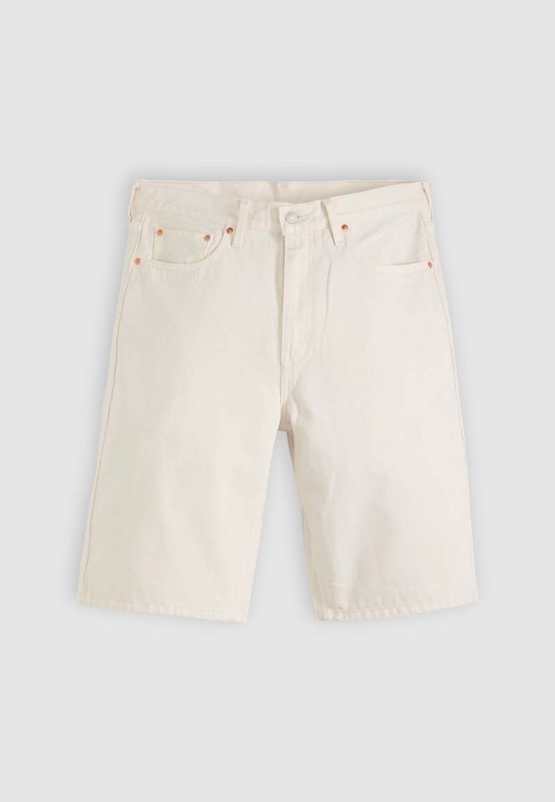Shorts en denim écru avec poches avant, passants de ceinture et fermeture par bouton, posés à plat sur un fond neutre.
