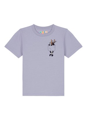 Helles lila T-Shirt mit einem Front-Graphic von Pandas in einer Tasche, mit Bambus und Blättern. Weicher Stoff, runder Halsausschnitt, kurze Ärmel.
