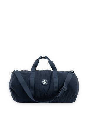 Bolsa de viaje cilíndrica negra con dos asas cortas, una correa de hombro ajustable y un logo circular que muestra un pájaro en el centro.