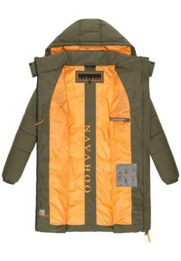 Olivgrön pufferjacka med orange interiör, med en framdragkedja, "NAVAHOO"-logotyp på bröstet, och flera förvaringsfickor.