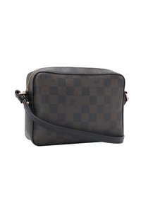 Borsa a tracolla a quadri marrone realizzata in materiale testurizzato, con chiusura a zip e una tracolla regolabile.