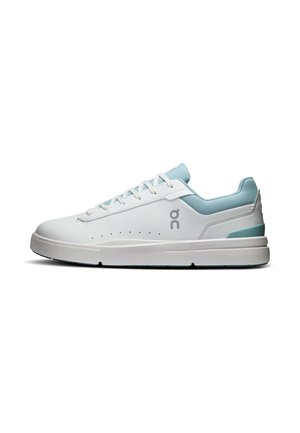 Weißer Low-Top-Sneaker mit hellblau gepolstertem Kragen, weißen Schnürsenkeln, Perforationen an der Seite und Logo auf der Seite oberhalb der dicken Sohle.