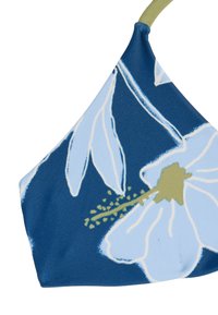 Niebieska bluzka bikini z kwiatowym wzorem w białe i jasnoniebieskie kwiaty, zielonymi akcentami oraz gładką teksturą materiału.