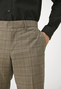 Isaac Dewhirst THE FASHION PEAK SUIT - Κοστούμι - grey/black