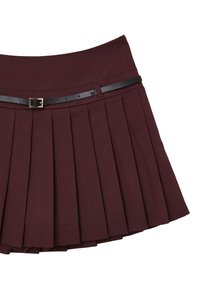 Gonna plissettata bordeaux con una texture di tessuto liscia, caratterizzata da una cintura nera slim con fibbia argentata e cuciture ordinate.