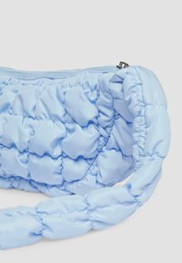 Puffige blaue Handtasche mit einem strukturierten, gesteppten Design und einem geflochtenen Trageriemen. Verfügt über einen Reißverschluss und eine glatte satinähnliche Oberfläche.