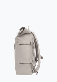 Sac à dos gris clair à rabat enroulable avec bretelles ajustables, fermetures éclair latérales et dos texturé pour plus de confort. Comprend deux sangles avant pour sécuriser les objets.