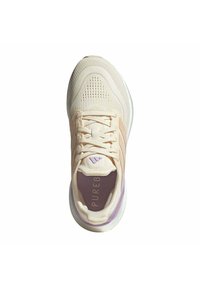 Lichtbeige sportieve schoen met een bovenwerk van mesh, textured overlays en lavendelaccenten. Voorzien van veters en een gevoerde zool. "PUREBOOST" merknaam aan de binnenkant.