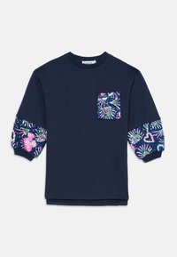 Sweatshirt bleu marine avec une poche texturée et des motifs en sequins sur les manches représentant des cœurs et des tourbillons. Matière douce, design à col rond.