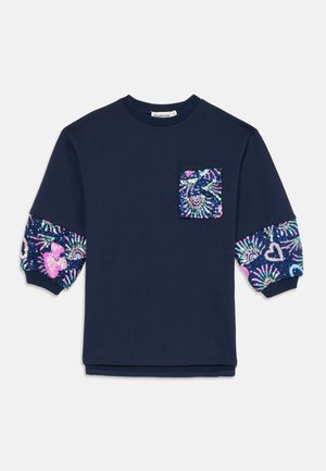 Sudadera de color azul marino con un bolsillo texturizado y patrones de lentejuelas en las mangas que presentan corazones y espirales. Material suave, diseño de cuello redondo.
