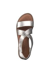 Sandali in pelle argentata con cinturini incrociati, soletta imbottita e suola marrone, con una texture liscia e lucida.