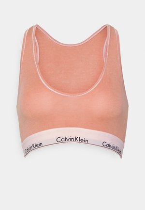 Bralet din bumbac roz deschis, cu decolteu rotund, bretele late și bandă elastică albă cu logo-ul "Calvin Klein". Textură netedă, design minimalist.