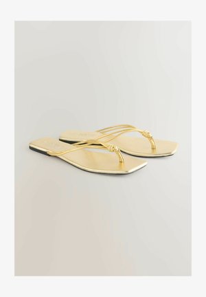 Auksinės plokščios sandalai su mazgų dizainu ir lygiu metaliniu paviršiumi. Kvadratinis kojų pirštų formos, minimalistiniai dirželiai ir juodas padas.