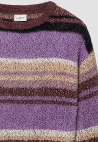 Włochaty sweter z poziomymi paskami w kolorach fioletowym, beżowym, brązowym i czarnym, z okrągłym dekoltem i metką s.Oliver.