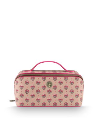 Rechteckige beige Kulturtasche mit pinkem Blumenmuster, pinkem Griff und Reißverschluss oben mit kleinem rundem Metallemblem auf der Vorderseite in der Mitte.