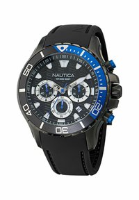 Reloj Nautica negro con una esfera texturizada negra, acentos azules, múltiples subesferas de cronógrafo y una correa de goma. Resistente al agua hasta 100m.