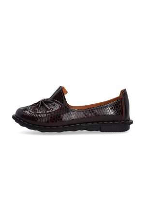 Dame mørkebrun slip-on sko med tekstureret, skinnende overflade og rundet tå, flad sort sål og blød tan indvendig foring.