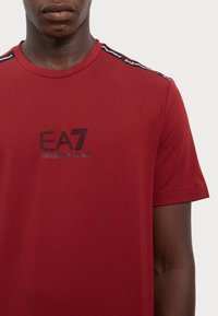 EA7 Emporio Armani T-shirt basic - syrah