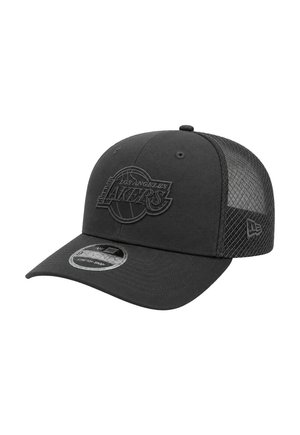 Schwarze Netzrückenkappe mit gebogenem Schirm, geprägt mit dem Los Angeles Lakers-Logo und New Era 9FIFTY Stretch Snap Sticker am Schirm.