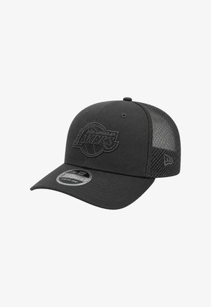 Czarna czapka z tylną siateczką i wygiętym daszkiem, z wytłoczonym logo Los Angeles Lakers oraz naklejką New Era 9FIFTY stretch snap na daszku.