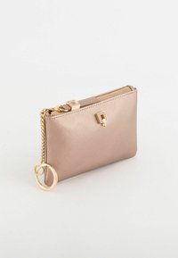 Ruususangenvärinen nailonlompakko, jossa on teksturoitu pinta, kultaiset metalliosat ja kiinnitetty pyöreä avainrengas. Ylhäällä vetoketjusuljenta. Kompakti suorakaiteen muoto.