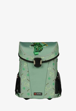 Zaļš LEGO Ninjago mugursoma ar melnu aizdari, sieta sānu kabatām un ninja varoņa attēlu uz augšējā pārsega.