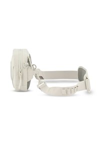 Bílá kompaktní crossbody taška s texturovaným povrchem, nastavitelným popruhem a zipovými přihrádky pro bezpečné uložení.