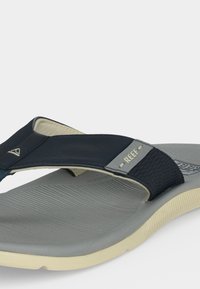 Ανδρικά γκρι και μπεζ σανδάλια τύπου flip-flop με υφή στο πέλμα και λουράκι από συνθετικό δέρμα σε ναυτικό μπλε χρώμα με το λογότυπο Reef.