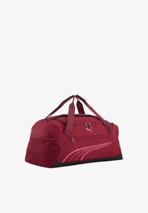 Bolsa deportiva burdeos con doble asa, bolsillo lateral de malla, compartimentos con cremallera y un diseño curvado de rayas rosa claro en el panel frontal.