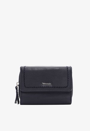 Tmavě modrá kožená peněženka s texturovaným povrchem, zipovým zapínáním a prošitými detaily. Na přední straně je malý kovový logotyp.