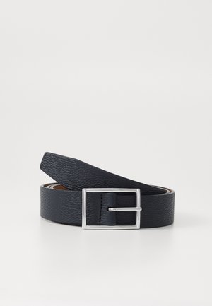 Cinturón de cuero negro texturizado con una hebilla rectangular de plata. Presenta un forro interior suave y un sutil patrón de grano en la superficie.