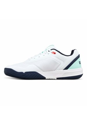Weißer Sportschuh mit schwarzer Sohle, hellblauen und korallenfarbenen Akzenten, niedrigem Schnitt und Schnürdesign, von der Außenseite auf weißem Hintergrund gezeigt.