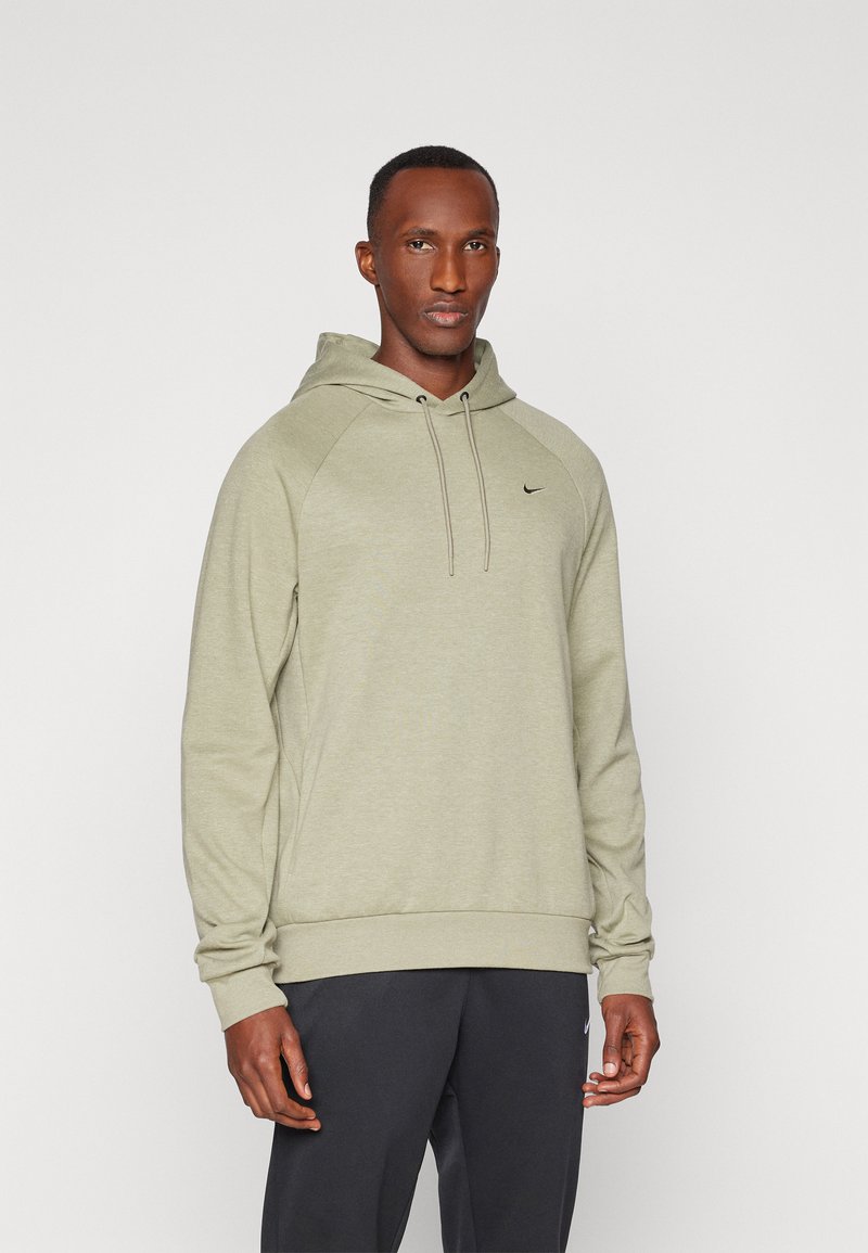 Hoodie vert clair avec cordon de serrage, manches raglan et un petit logo Nike noir sur la poitrine. Fabriqué en tissu doux et texturé.