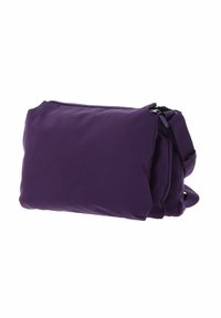 Sac en tissu violet avec un motif quadrillé texturé, doté d'une fermeture éclair et d'une sangle ajustable. Forme rectangulaire compacte avec un design pliable.