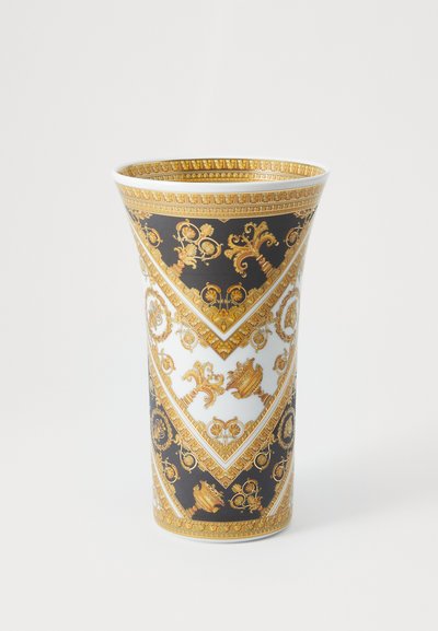 Ceramiczna waza o rozszerzanym kształcie, z czarno-białym wzorem, ozdobiona złotymi akcentami i misternymi wzorami. Błyszczące wykończenie.