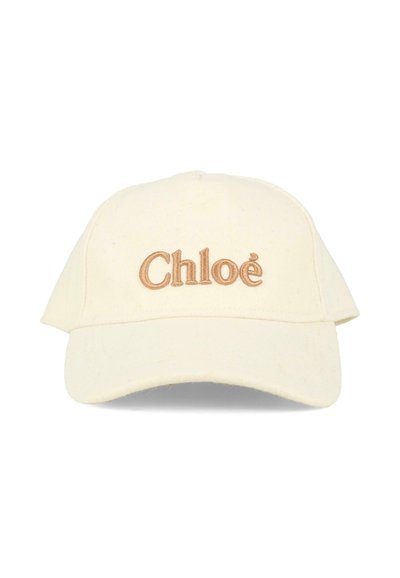 Cappellino da baseball in morbido tessuto crema con logo ricamato "Chloé" in marrone chiaro. Visiera curva e cinturino regolabile sul retro.