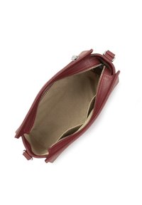 Borsa a mano in pelle rossa con chiusura a zip, dotata di un interno beige non foderato. La borsa ha doppio manico e superfici lisce e texture.