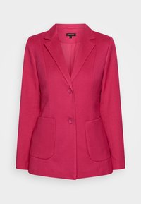 Blazer fucsia su misura realizzato in tessuto dalla texture liscia, dotato di revers a punta, due tasche e chiusura a due bottoni.