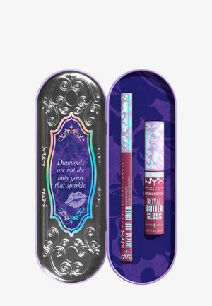Boîte en métal argentée avec des accents violets ; contient deux produits de maquillage NYX : un crayon à lèvres et un gloss beurre, tous deux ornés de motifs décoratifs.