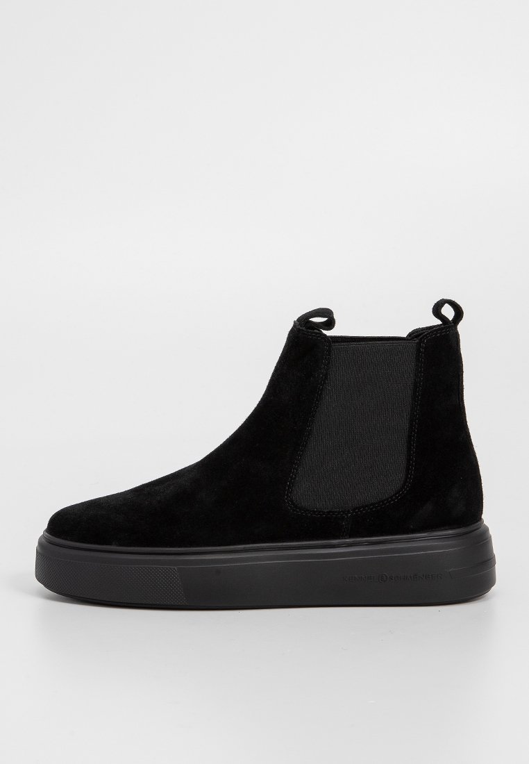Stivaletti in suede nero con pannelli elasticizzati laterali, punta rotonda e una robusta suola in gomma nera. Presentano linguette per una facile calzata.