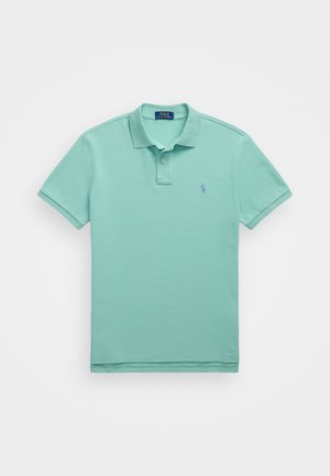 Polo in verde menta chiaro, maniche corte, in morbido cotone, colletto classico con due bottoni, con un piccolo logo ricamato sul petto.