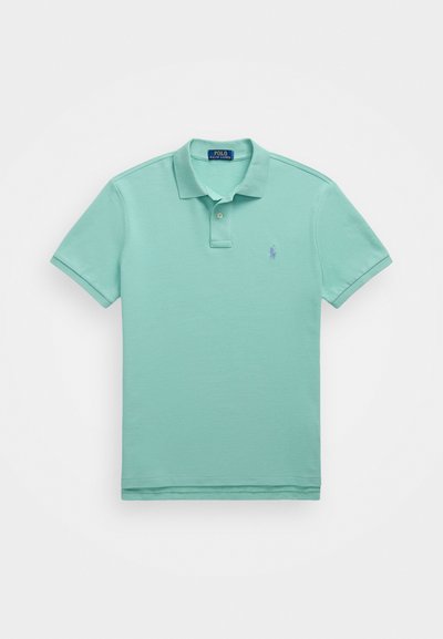 Polo majica v svetlem metulju zeleni barvi, kratki rokavi, mehak bombažni material, klasičen ovratnik z dvema gumboma, z majhnim izvezenim logotipom na prsih.