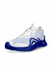 Scarpa da ginnastica bianca con parte superiore in mesh traspirante, caratterizzata da accenti blu e una suola testurizzata con un design dinamico.