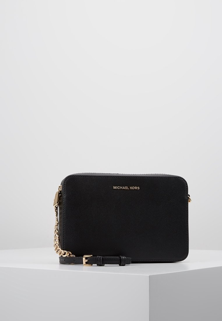 Černá kožená crossbody taška s texturovaným povrchem, zlatými kovovými prvky, řetízkovými a ramenními akcenty a zipovým uzavřením. Logo je umístěno na přední straně.