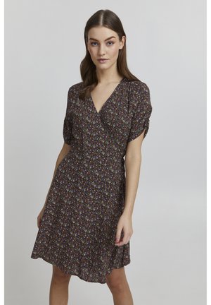 Schwarzblumiges Wickelkleid mit kurzen Puffärmeln, das ein farbenfrohes Blumenmuster und einen schwingenden Rock aufweist. Glatte Stoffoberfläche.